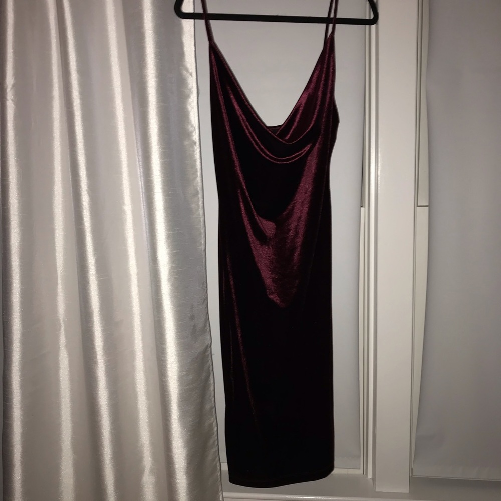 Deep burgundy velvet cocktail dress 🍷